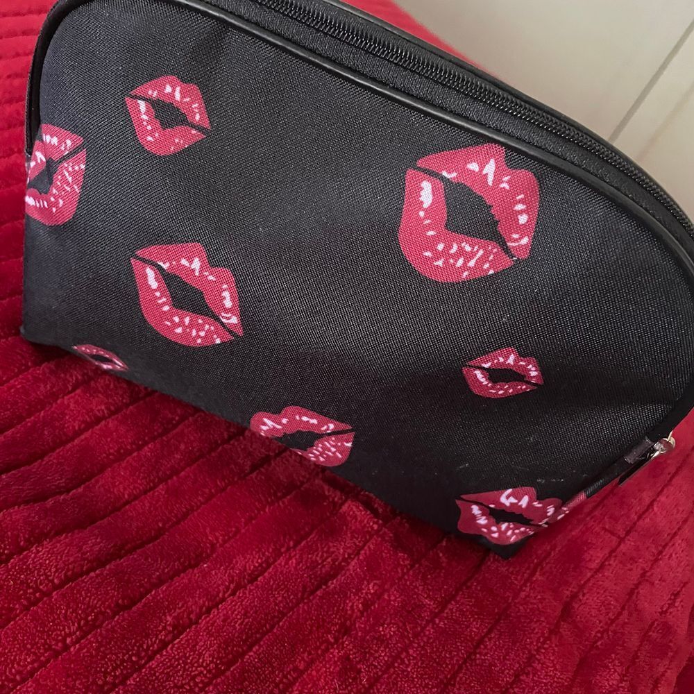 Betty Boop Red Lips zipper Cosmetic Make-Up Bag black red kiss‎ New Medium size